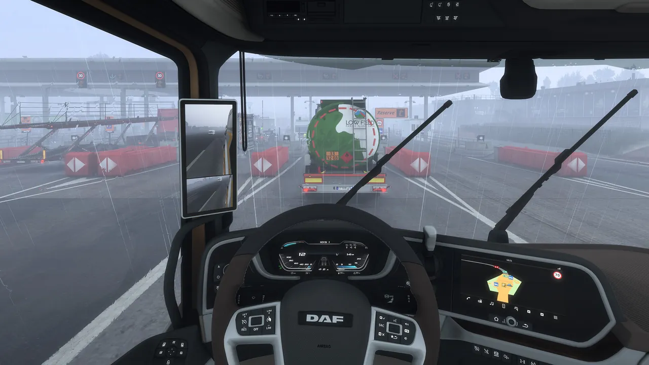 Trucks lined up at a loading bay in Euro Truck Simulator 2